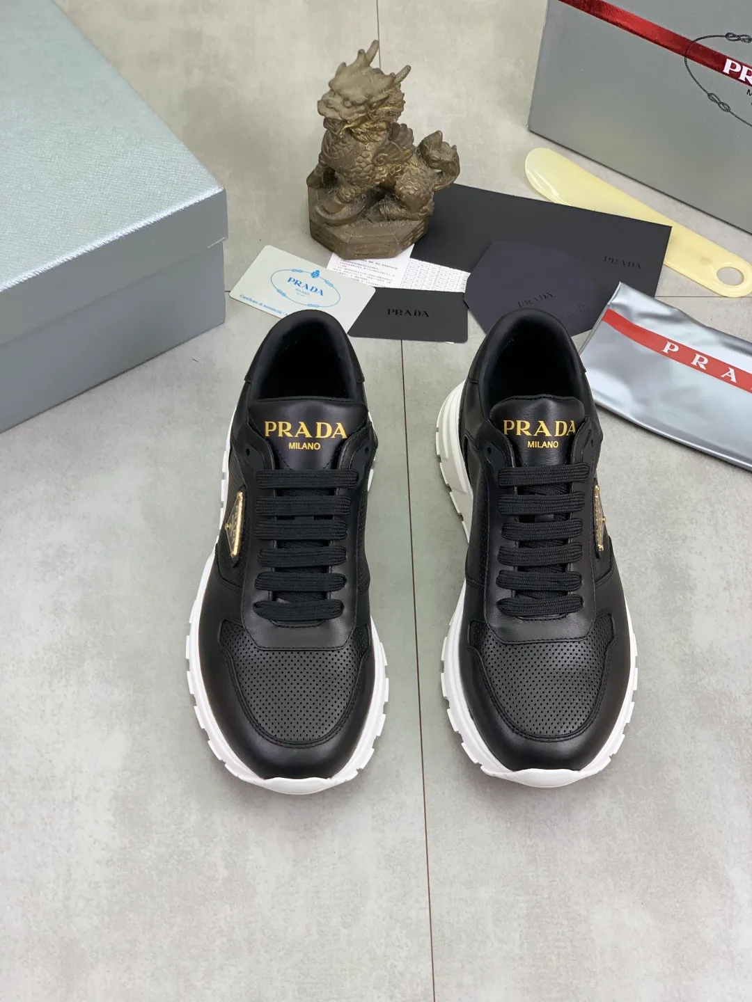 Men's shoes 💰P520 new (higher version) new PRADA (Prada) classic models are on the market at the same time, new men's shoes, 😘fabrics are selected from original imported calfskin. First layer of imported cowhide lining. The original version is awesome! 👍🏿Original open-molded non-slip PU outsole, with exquisite lines, simple and elegant, super comfortable and classy on foot, suitable for leisure travel. Code number: 38-45 (46 customized) 2️⃣ colors available